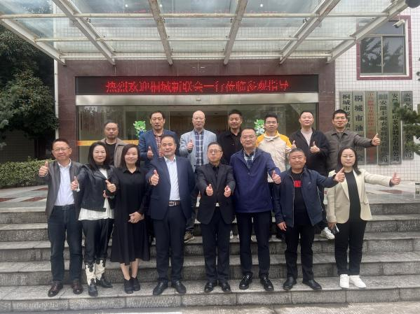 新联送法助企兴    茶油飘香助振兴